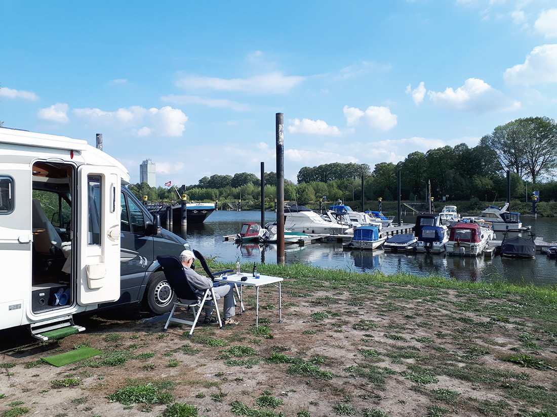 Autocamper med udsigt til havnen