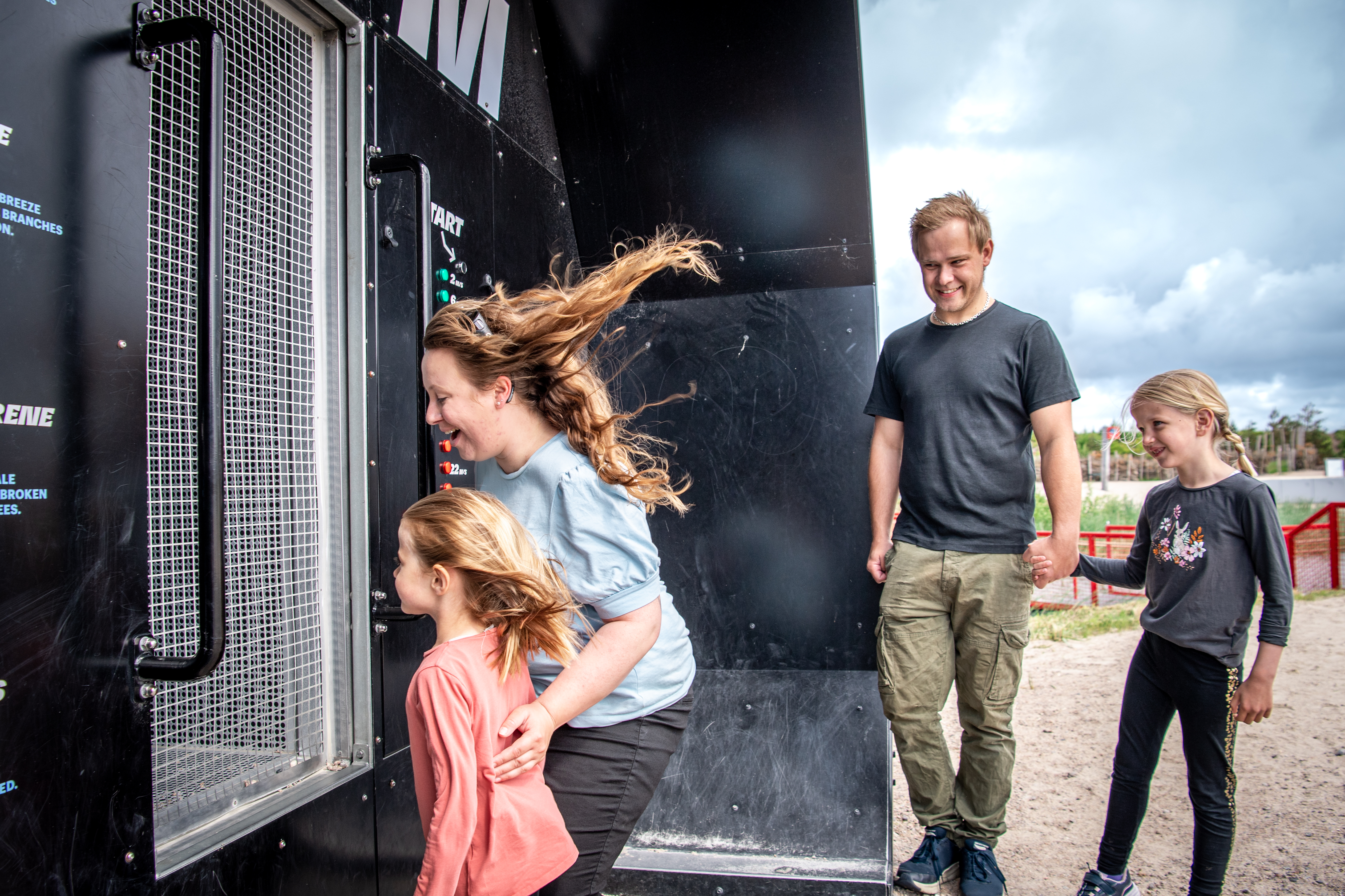 Billede af familie foran vindmaskine