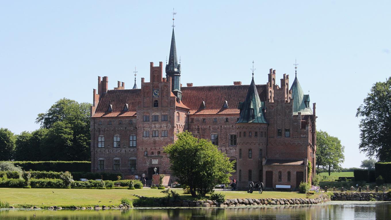 Besøg Egeskov Slot syd for Ringe. Sydfyn, Egeskov Slot, renæssanceslot, vandborge, museum