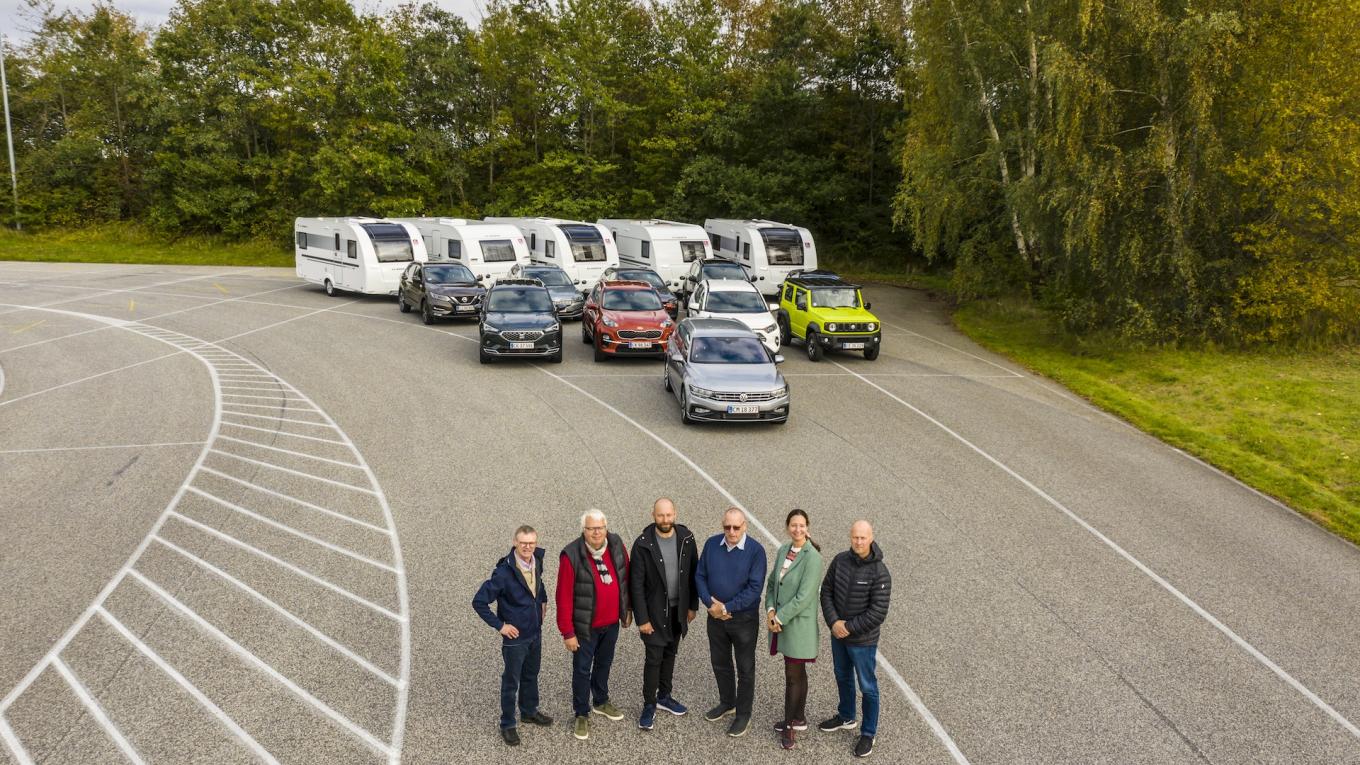 Campingmagasinets jury der tester de forskellige biler på køreteknisk anlæg. Årets campingtrækker 2020