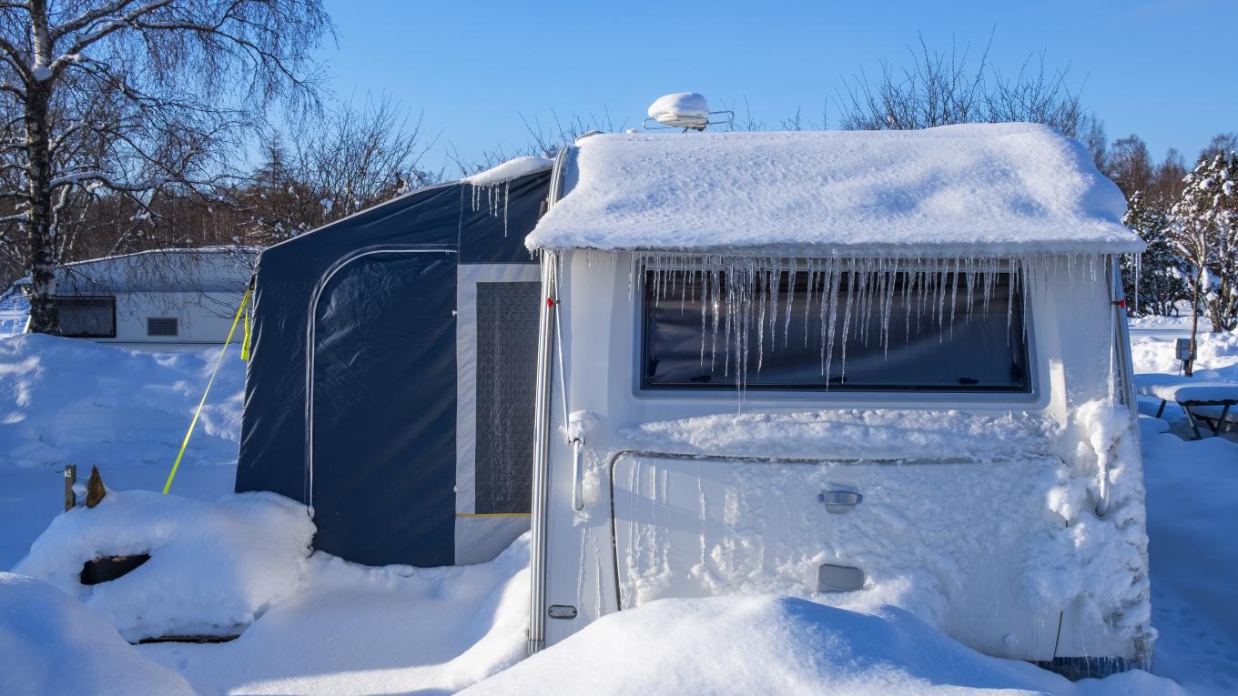 Står vognen ude om vinteren, så husk at besøge den med jævne mellemrum. Foto: Adobestock