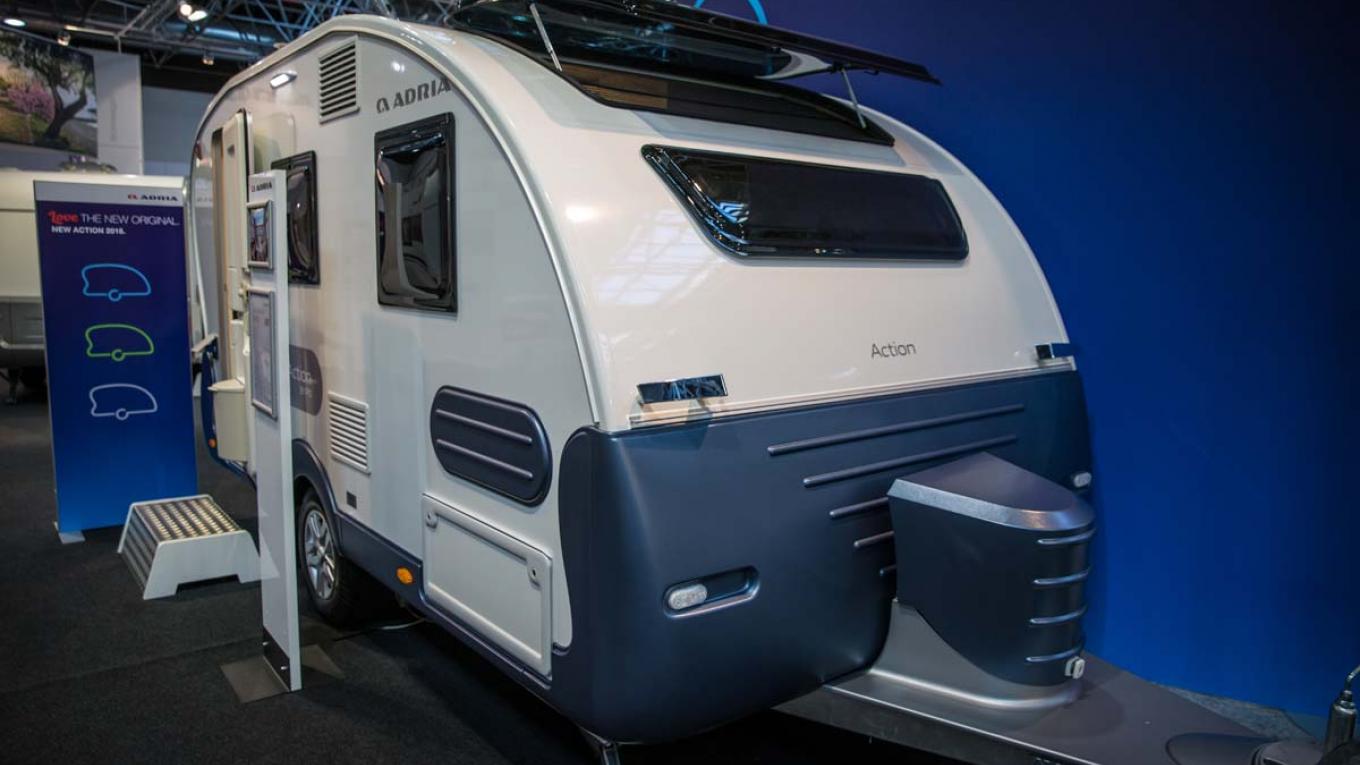 Den nye Action 391 PD stod på messen i Caravan Salon Düsseldorf. Bemærk, at gaskassen er placeret på trækstangen for at skaffe mere plads i kabinen. Ud over den blå eksteriørfarve bliver det fremover også muligt at vælge grøn eller antracit. Adria Action 391 PD, campingvogn, 2018-model, Caravan Salon Düsseldorf, Tyskland