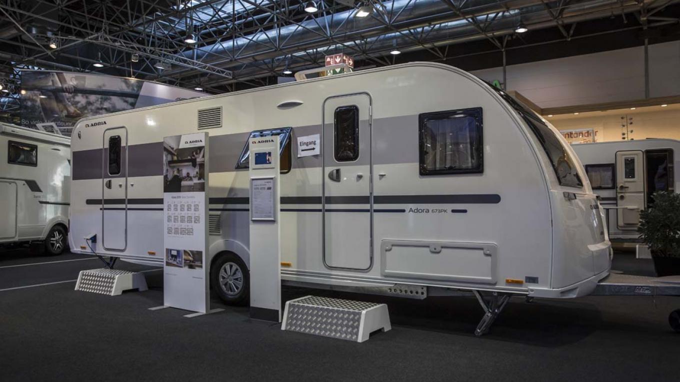 En campingvogn med to indgange hører til sjældenhederne, men det præsenterede Adria i sin Adora 673 PK. Adora 673 PK, campingvogn, Caravan Salon Düsseldorf