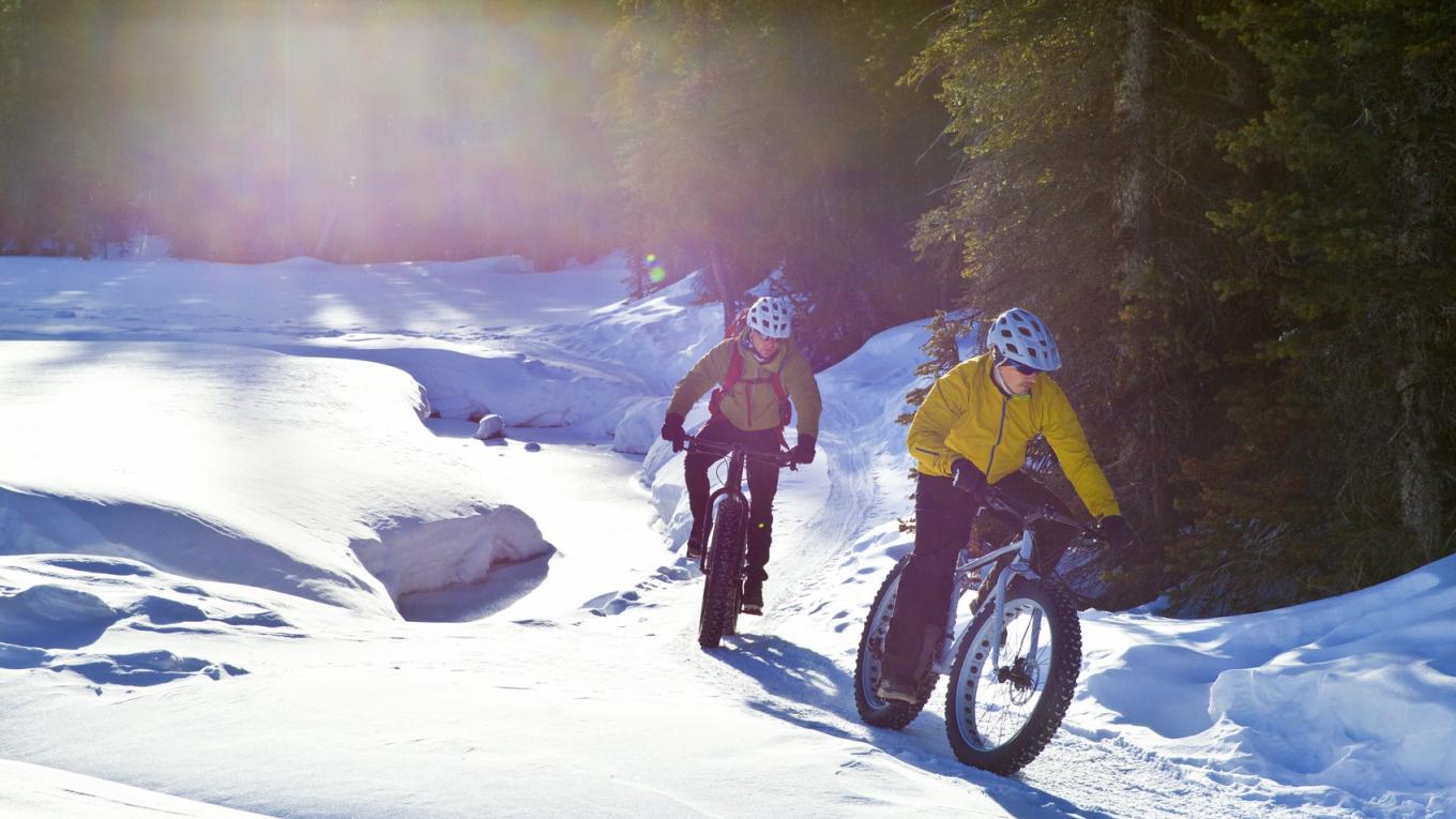 De nye e-fat bikes er som skabt til de snedækkede alper. E-fat bikes, mountainbikes, Samoëns, Frankrig, sne, alper