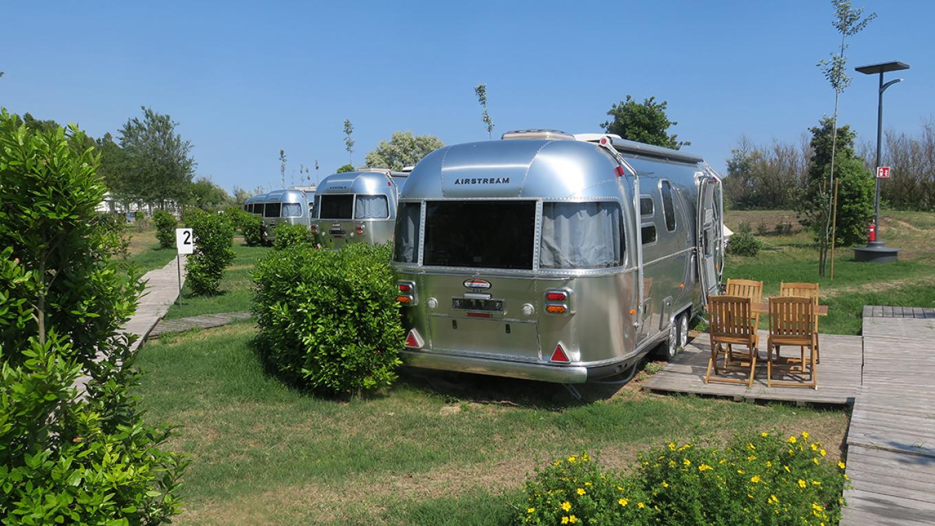 Der er mange måder at lave udlejning på. På Camping Ca’ Savio ved den italienske Lido har man både traditionelle mobilehomes og også tænkt utraditionelt og lavet Italiens første Airstream Park i første række til vandet. Airstream Park, Camping Ca’ Savio, Italien