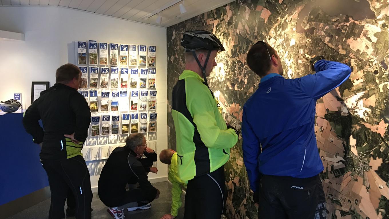 Gang i den i Bryrup Camping & Resorts nye aktiv idé-café. Gæsterne får inspiration til at udforske området og naturen via det store vægkort, der giver detaljerede oplysninger og et godt overblik. Bryrup Camping & Resort, camping, idé-café, inspirationsvæg