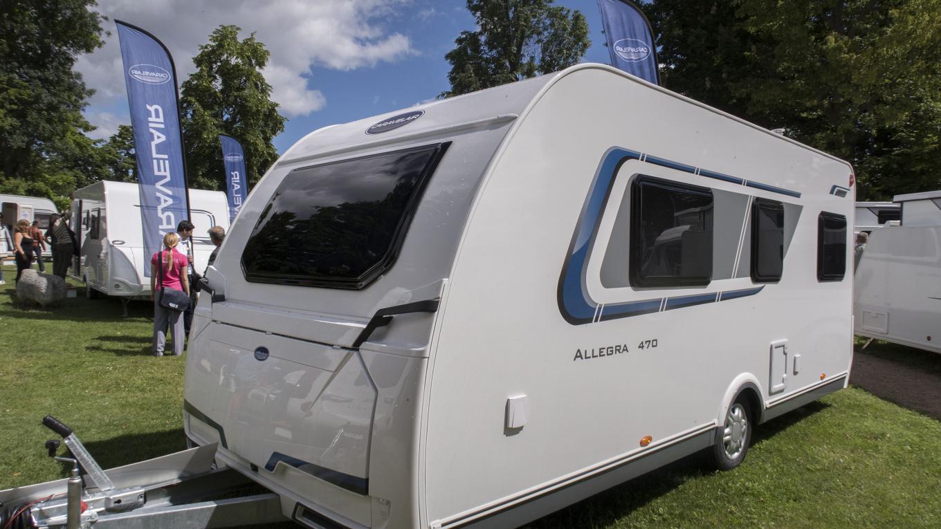 Glatte polyestersider og tag er ikke bare praktisk, men også elegant at se på. Caravelair, Allegra 470, campingvogn, 2017-model, Camping Agenten