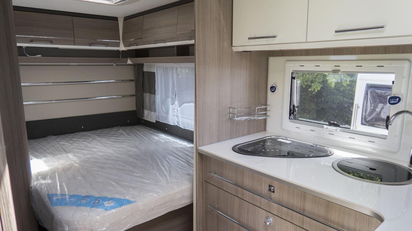 Køkkenet i Caravelair Allegra 475 har XL kompressor-køleskab og er placeret i midten af vognen. Caravelair, Denmark Edition, campingvogne, Allegra 475