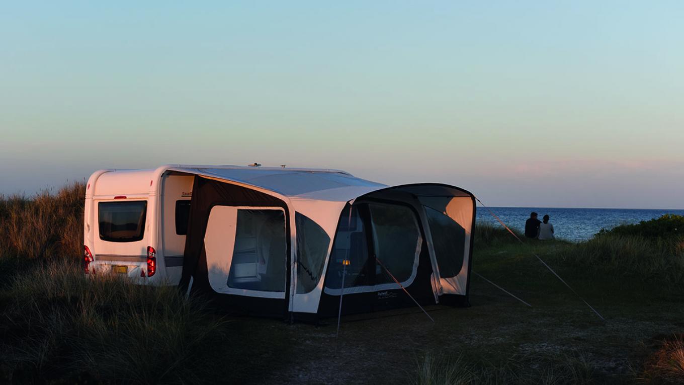 Det store, praktiske oppustelige Outwell Amber 350SA-fortelt giver 3,5 x 3 meter ekstra plads samt et solsejl i fuld bredde. Outwell Amber 350 SA, luftfortelte, fortelte, 2018 campingnyheder