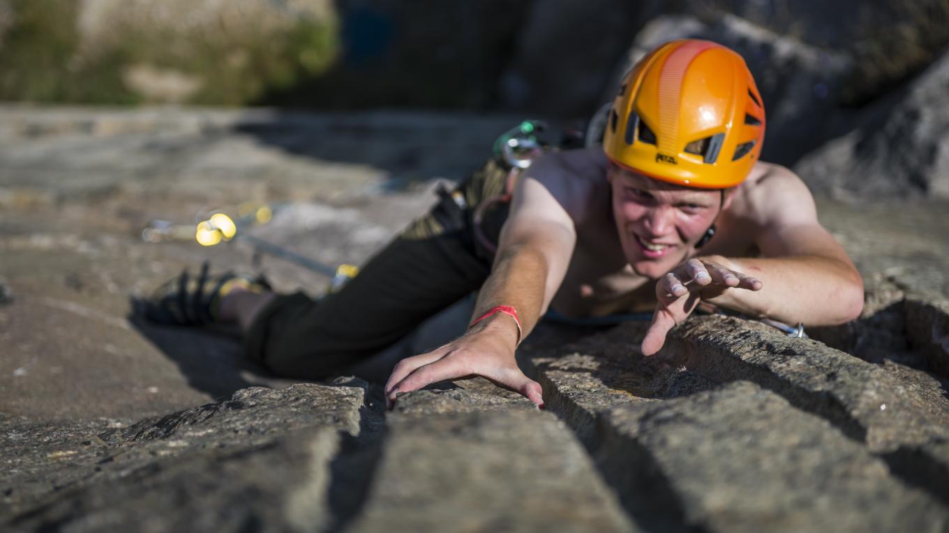 Klippeklatring er blandt outdoor-oplevelserne på Bornholm, som ikke er at finde andre steder i Danmark. Outdoor-oplevelser på Bornholm