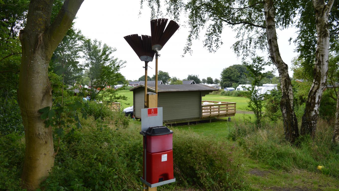 I det danske campingreglement er der krav om, at der skal være remedier til brandslukning for hver 75 meter. brandsikkerhed, brand, ild, brandslukker, brandudstyr, sikkerhed, camping, campingpladser, Danmark