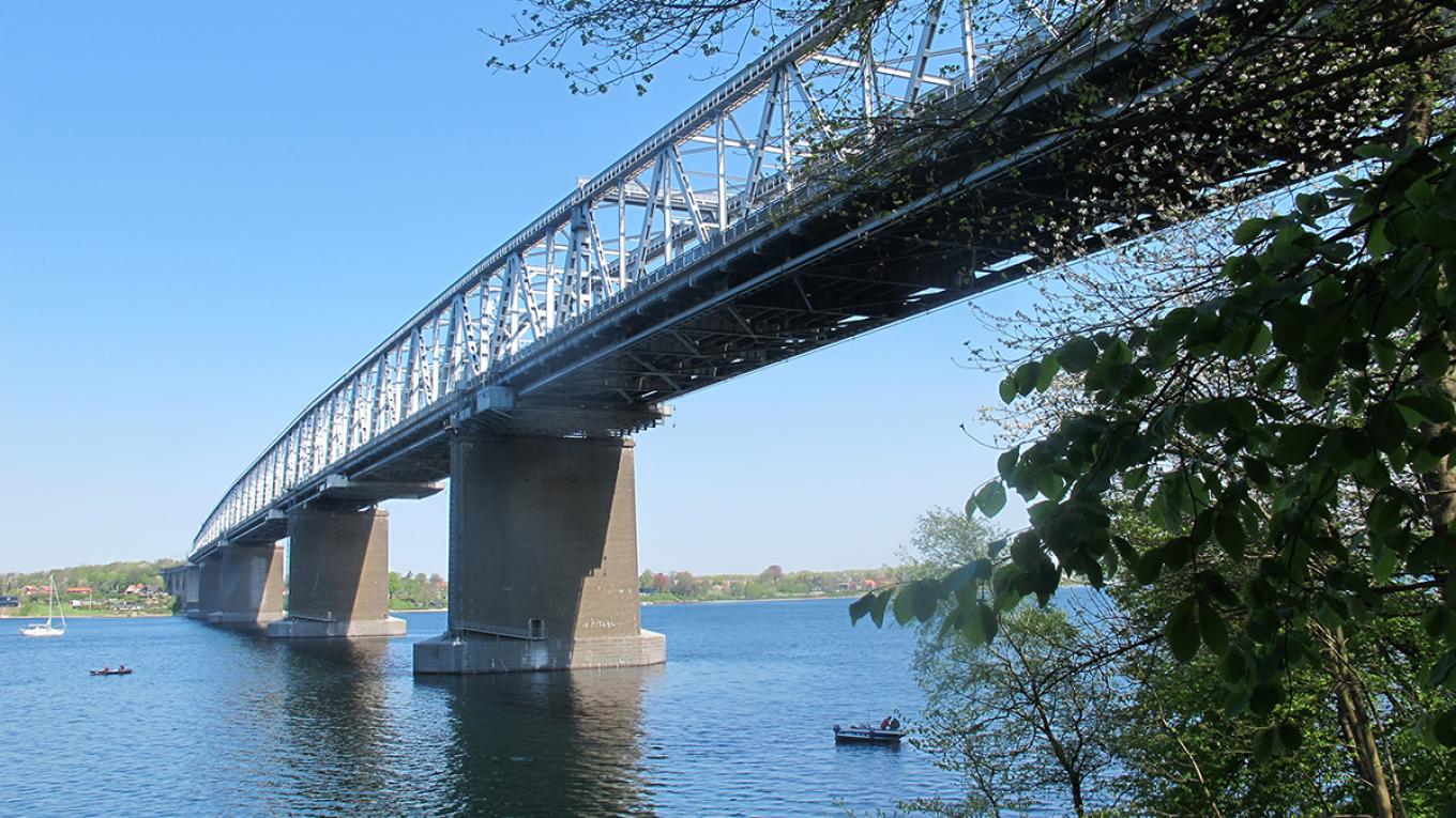Broen set på sikker afstand. Bridgewalking, oplevelser, højt til vejrs, Lillebælt
