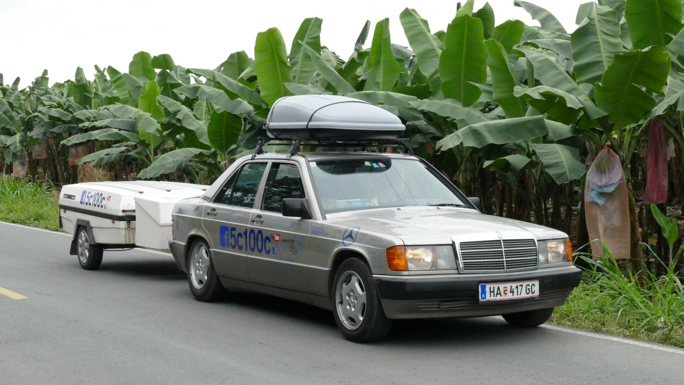 Tysk-østrigsk par kører verden rundt med en gammel Mercedes 190 og en Camp-let. Camp-let, jordomrejse, Mercedes 190, rejser
