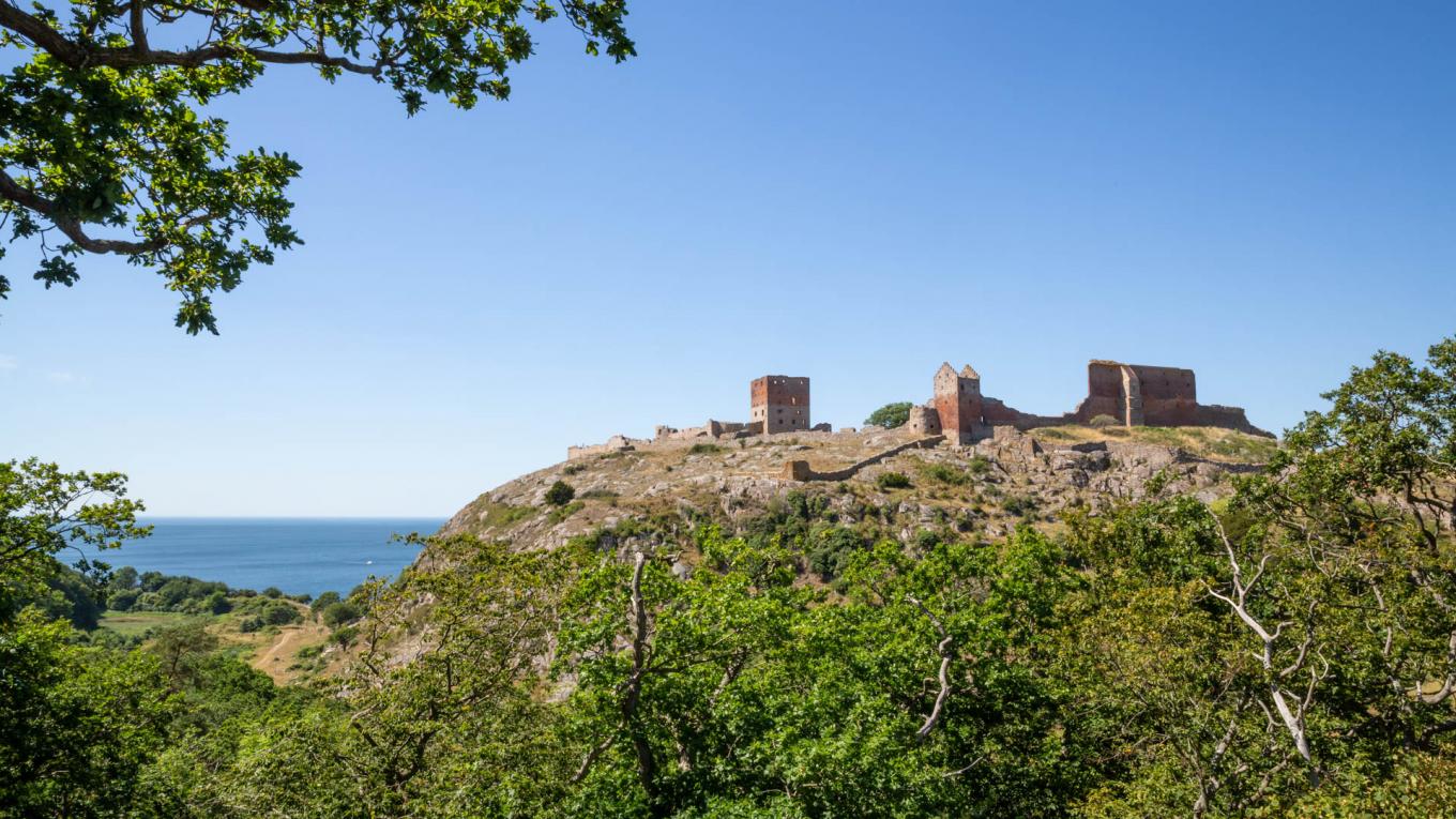 Hammershus er en af de populære attraktioner på Bornholm. DCU-Camping Rønne Strand