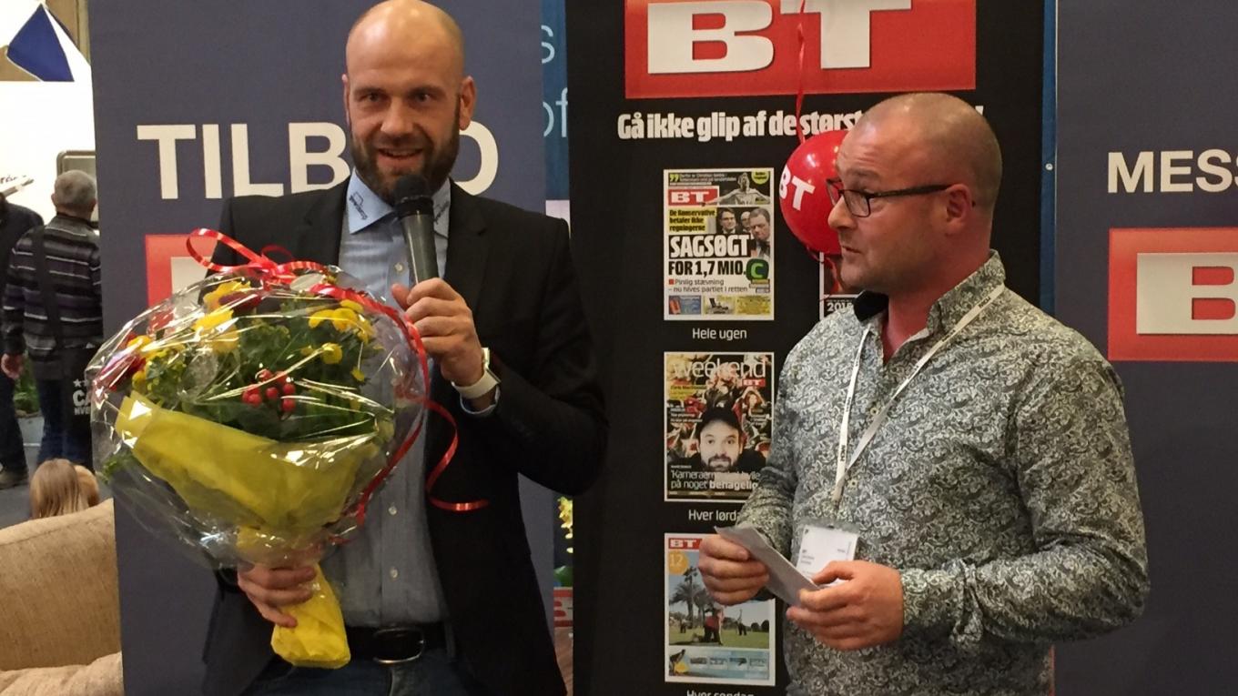 Kim Godballe fra ProCamp modtog prisen for Knaus Südwind 580 QS, som blev kåret til Årets Campingvogn 2016