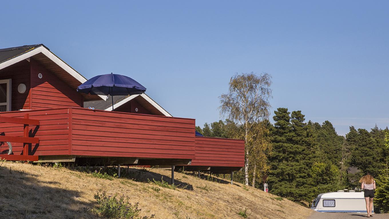 Her ses hytterne på DCU-Camping Mols, som er 25 kvm store.