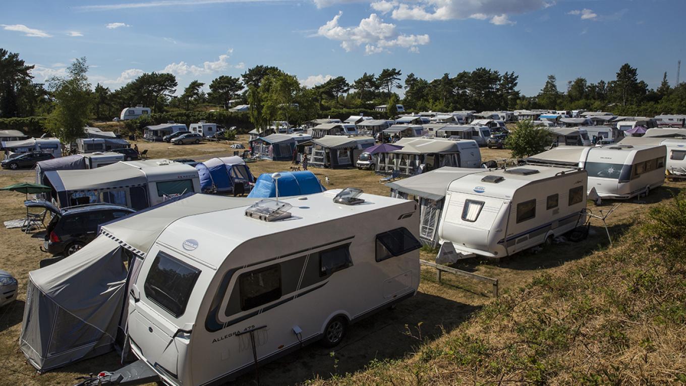 Det skønne sommervejr trak mange campister til - også her på DCU-Camping Mols. DCU-Camping Mols, campingplads, campingvogne, telte