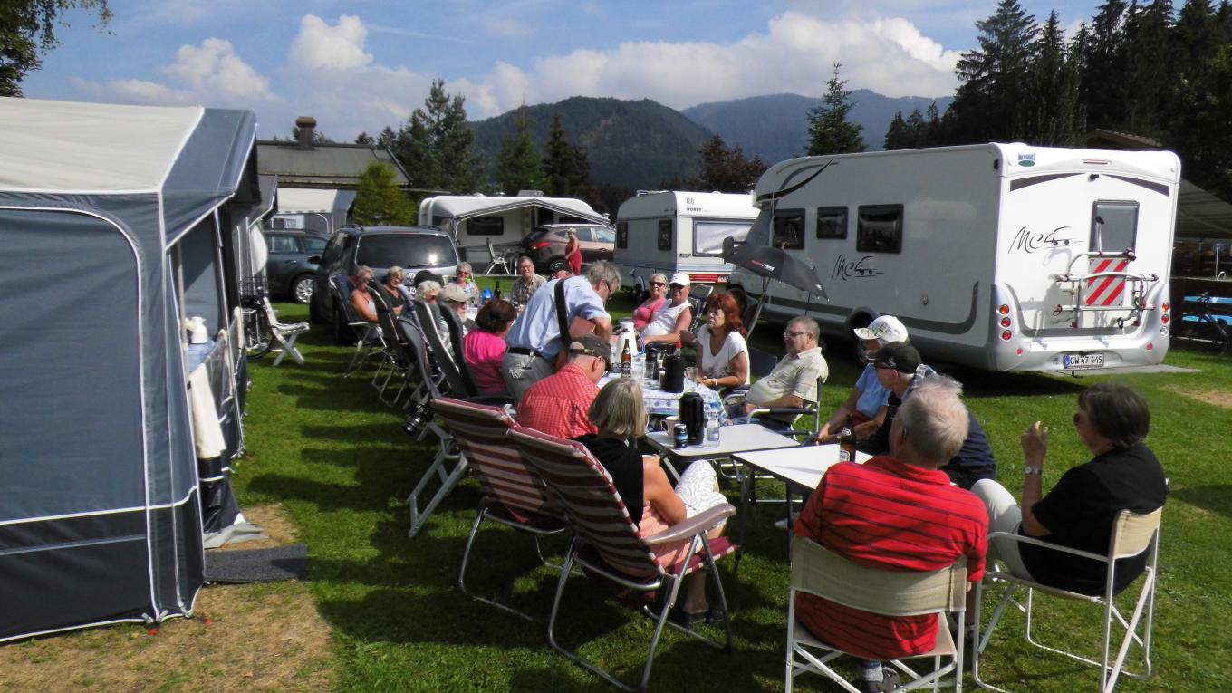 Langbord i Kössen September 2015, hygge mellem campister på tur.