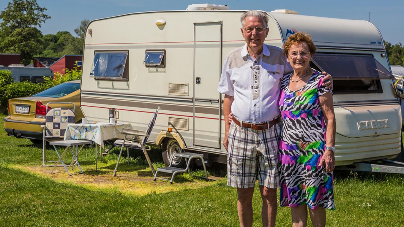 Ejvind og Oda Rasmussen ses her foran deres Cabby på DCU-Copenhagen Camp i sommer, inden de vendte vognen mod sydens sol og varme. Camping for livet, campingliv, rejseliv, rejser, oplevelser, Ejvind og Oda Rasmussen