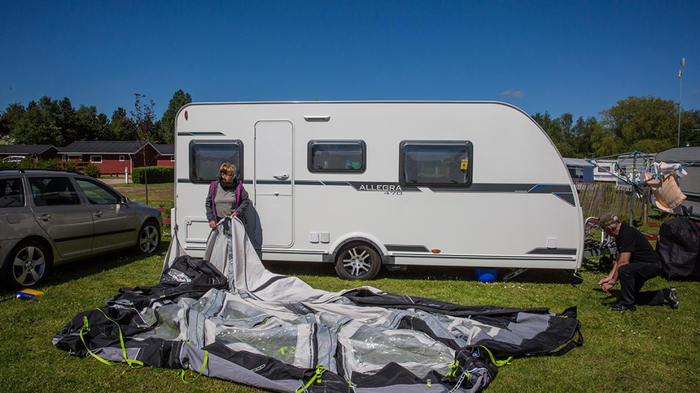 John Madsen har opfundet et simpelt system, der gør, at du let kan trække forteltet i teltskinnen. Forteltspåtrækker, smart opfindelse, campingudstyr