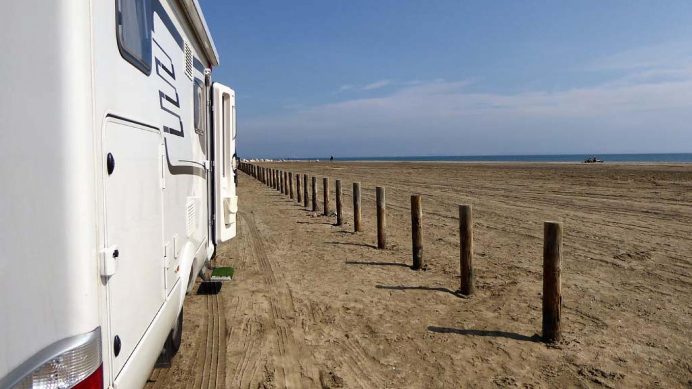Det yderste af Camargue, vi parkerer autocamperen ved Middelhavet. Det er en stellplads, hvor man kan overnatte. Camargue, autocamper, stellplads, Middelhavet
