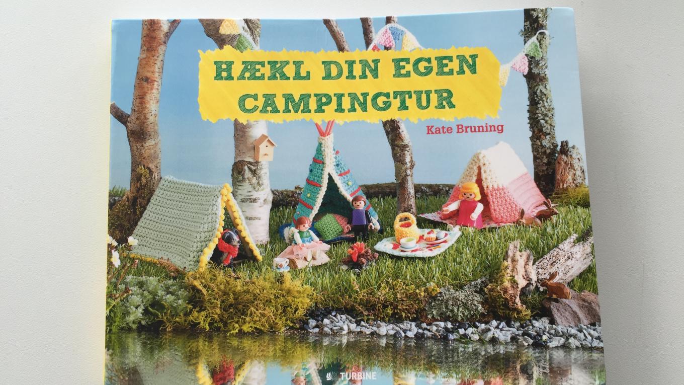 Hækl din egen campingtur er fyldt med søde campingvogne, telte, både, og alt hvad der hører til. Hækl din egen campingtur, hækling, håndarbejde, sysler, campingsysler, bog, camping