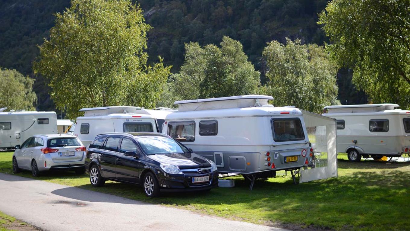 Hævetagsklubben.dk blev startet af fire familier i 2013. Her ses et billede fra en af klubbens ture til Norge. Hævetagsklubben, hævetagsvogne, campingvogne med hævetag, Eriba Touring, Lærdal campingplads, Norge, biler