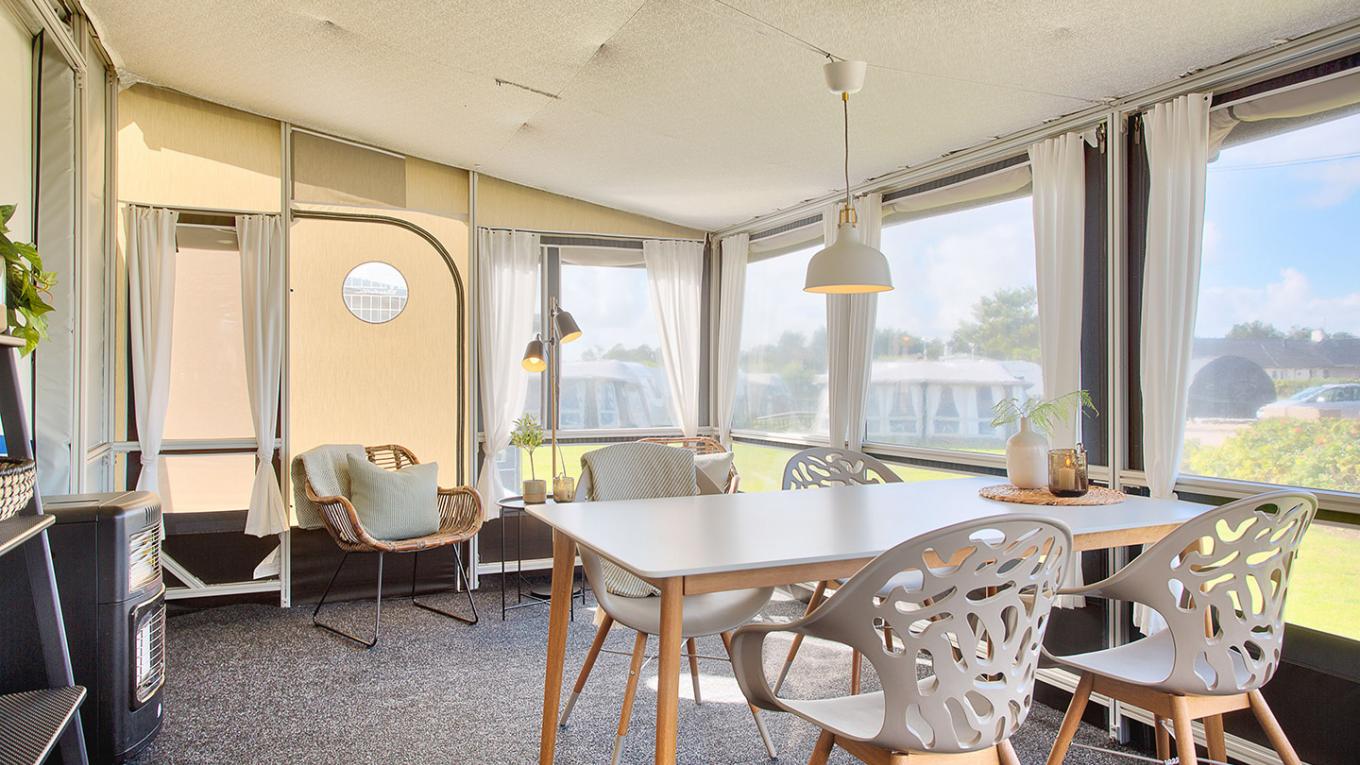 Vintergearet fortelt med indbydende indretningen hos Henne Strand Camping. Forteltet kan anvendes på alle vognstørrelser. Henne Strand Camping, vintercamping, Isabella-fortelte