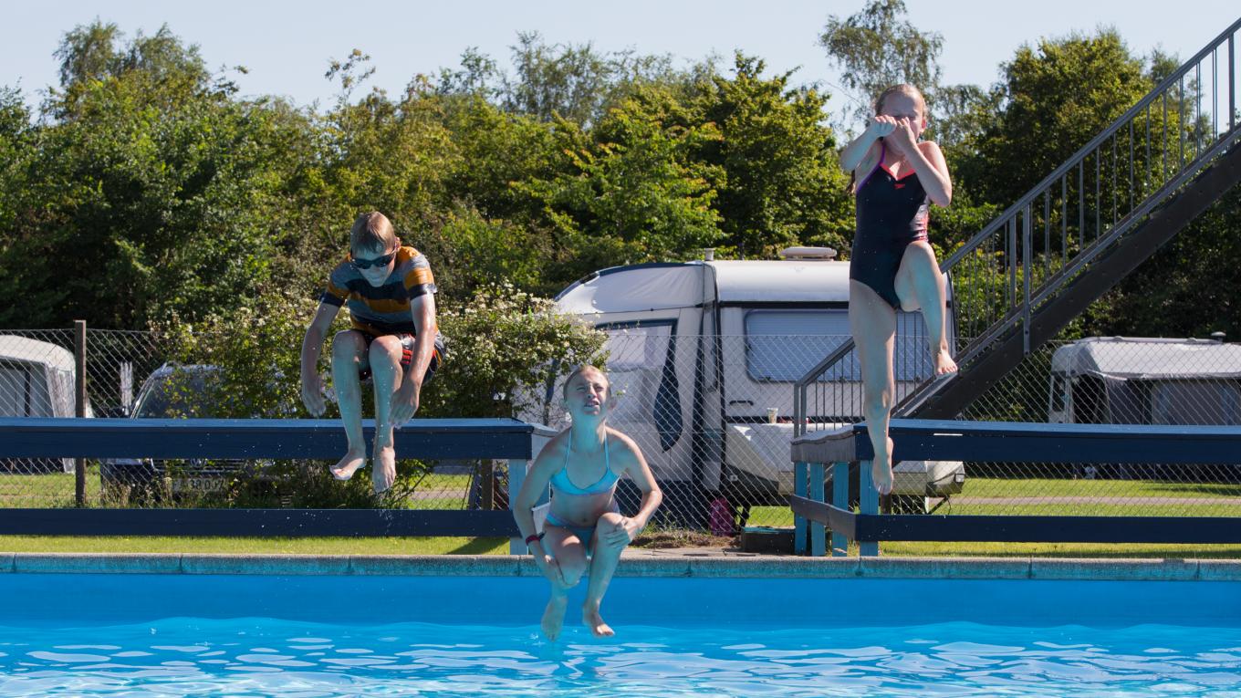 Camping er særdeles velegnet til børnefamilier, som nyder at være tæt på naturen. På DCU-Camping Hesselhus kan børnene lege i timevis ved poolen. Campingferie, camping, førstegangscampister, campister, campingtur, campingliv