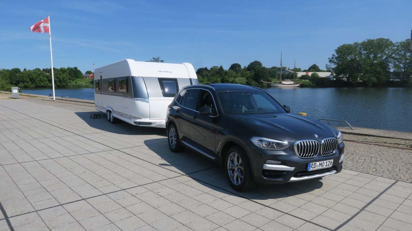 Et udvalg af Hobby-vognene var kørt ned til et havneområde med blå himmel og dannebrog i baggrunden. Her er det den nye indretning, Hobby Prestige 720 WLC. Hobby Prestige 720 WLC, campingvogn