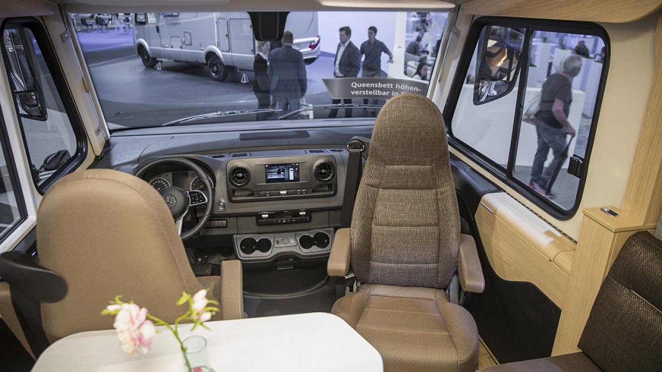Luksusstolene kan naturligvis vendes mod siddegruppen i den fuldintegrerede autocamper. Hymer B-Class ModernComfort I 690 G, autocamper, fritidsbil