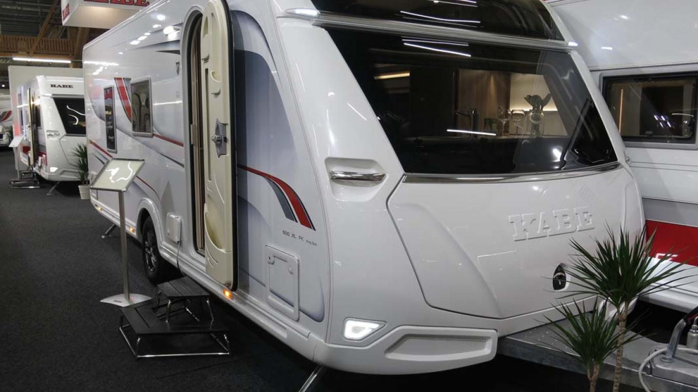 KABE Imperial er en uhørt flot campingvogn, som kunderne er blevet rigtig glade for, selvom den ikke ligner de traditionelle KABE-vogne. Også denne model har fået køkken i front. KABE Imperial 600 XL FK, campingvogn, 2018-model, Elmia-messen, Sverige