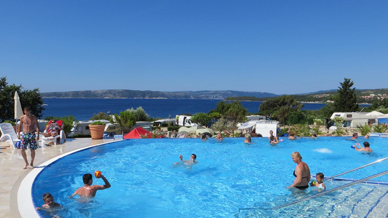 Poolen på Camping Krk på den kroatiske ø af samme navn. Pool, pladser med pool, swimmingpool, svømmebassin, Camping Krk, Kroatien