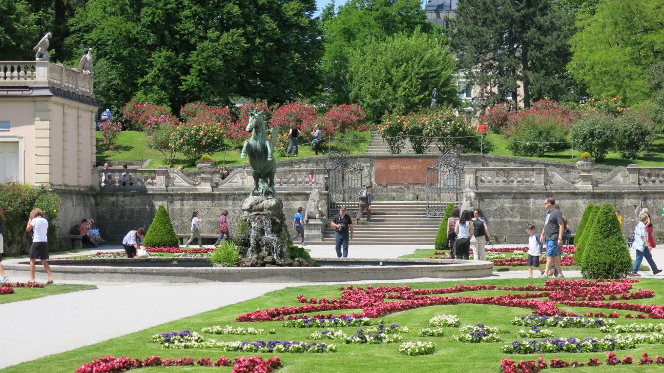 Mirabellgarten midt i Salzburg, hvor flere scener er filmet, fx til Do-Re-Mi sangen. Her er springvandet og trappen fra Do-Re-Mi.