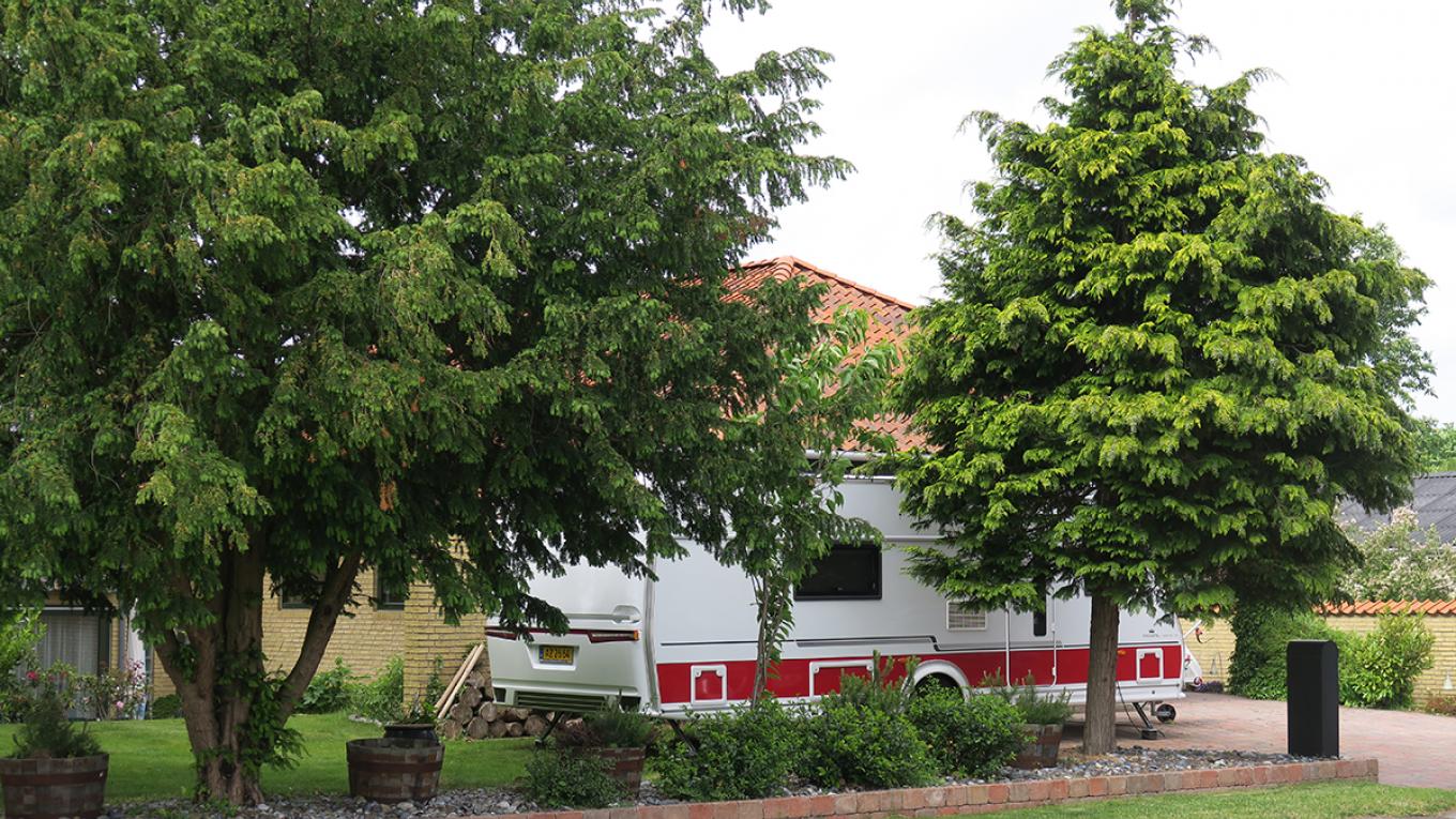 Campingvognen har holdt på sin egen plads foran huset i seks år. parkering af campingvogne, Greve Kommune, campingvogn foran hus