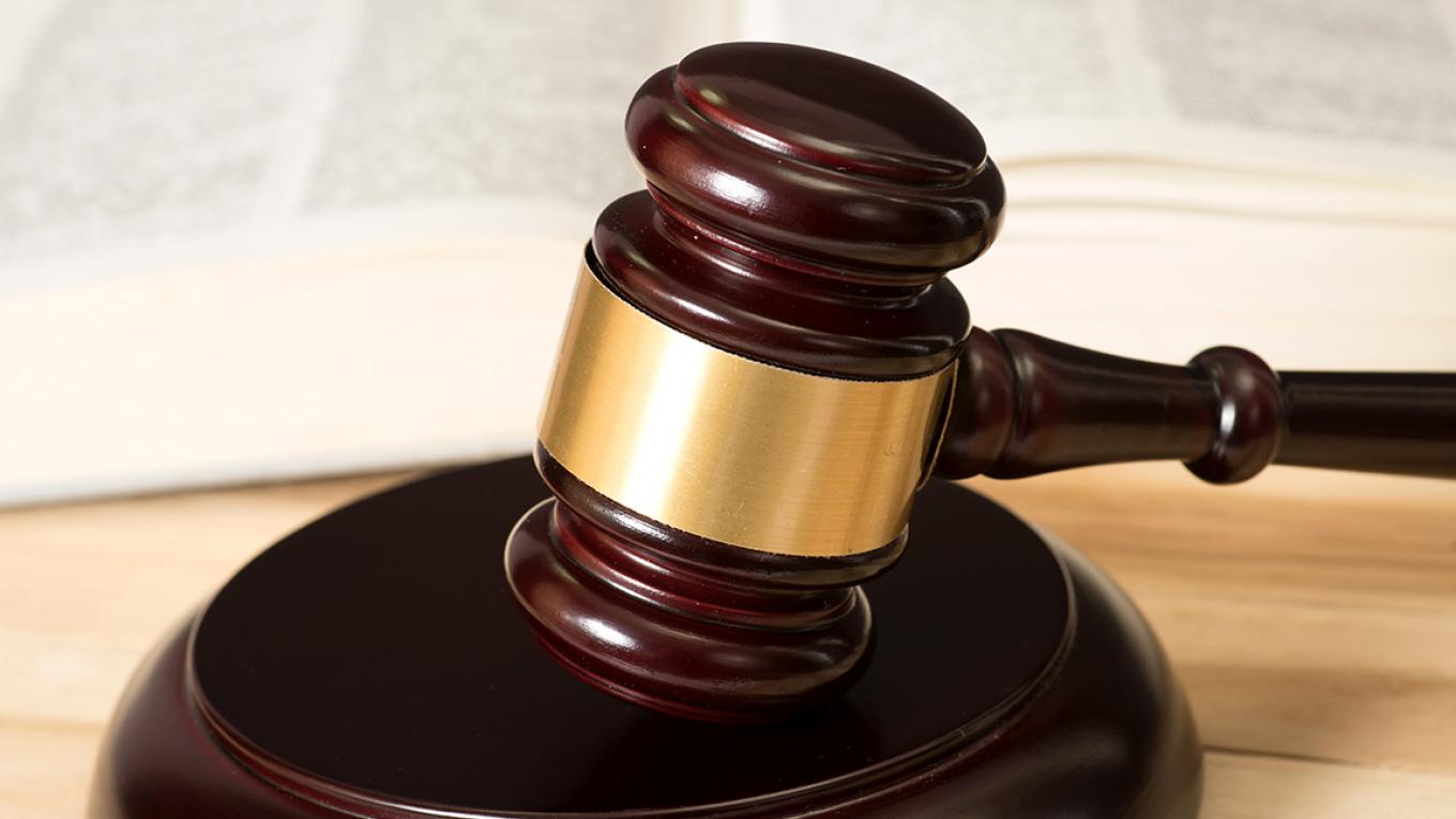 Retten, hammer, lovbog