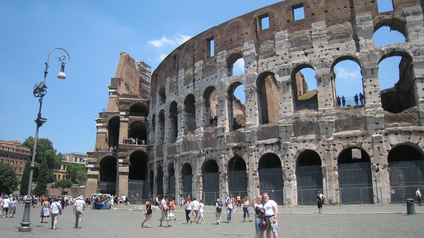 Colosseum ligger i Roms centrum, hvor de fleste seværdigheder ligger indenfor gå-afstand.