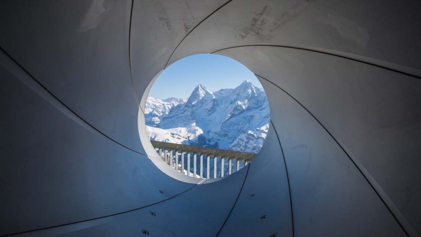 James Bond-udsigt til de schweiziske alper. Vintercamping med James Bond, Schweiz