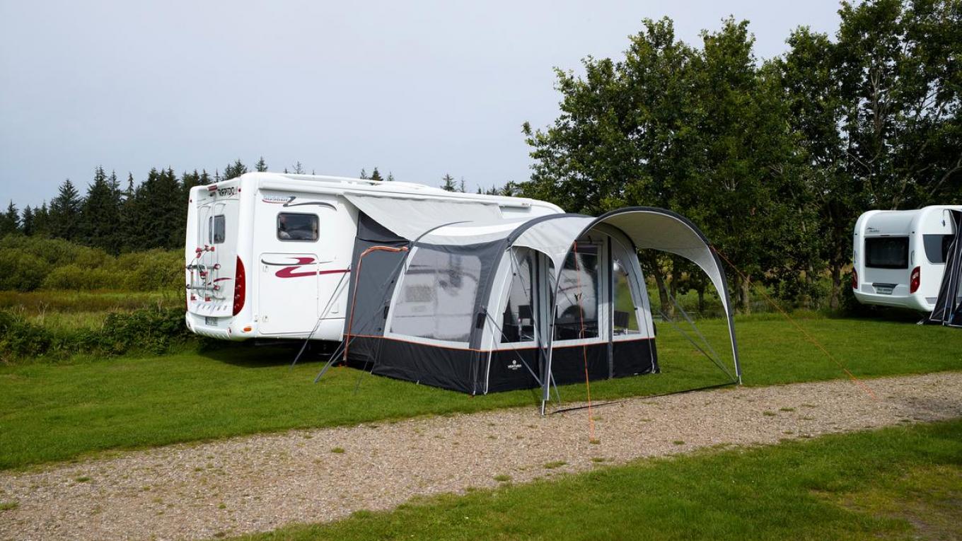 Ventura kommer med fire nye luftfortelte til sæsonen 2018. Her ses Simplex-forteltet med Sun Canopy. Ventura, Isabella, Simplex med Sun Canopy, fortelte, luftfortelte, 2018 nyheder