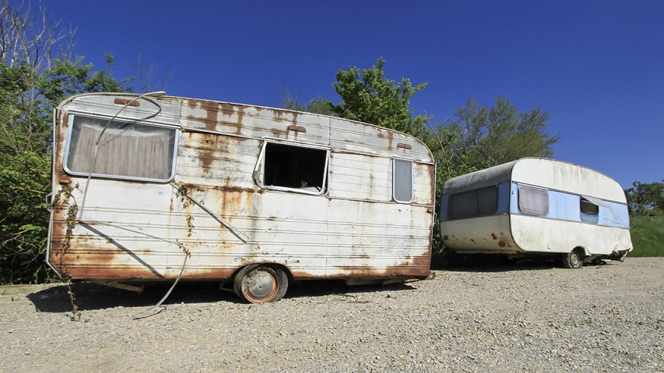 campingvogne til skrot, gamle, slidte campingvogne efterladt