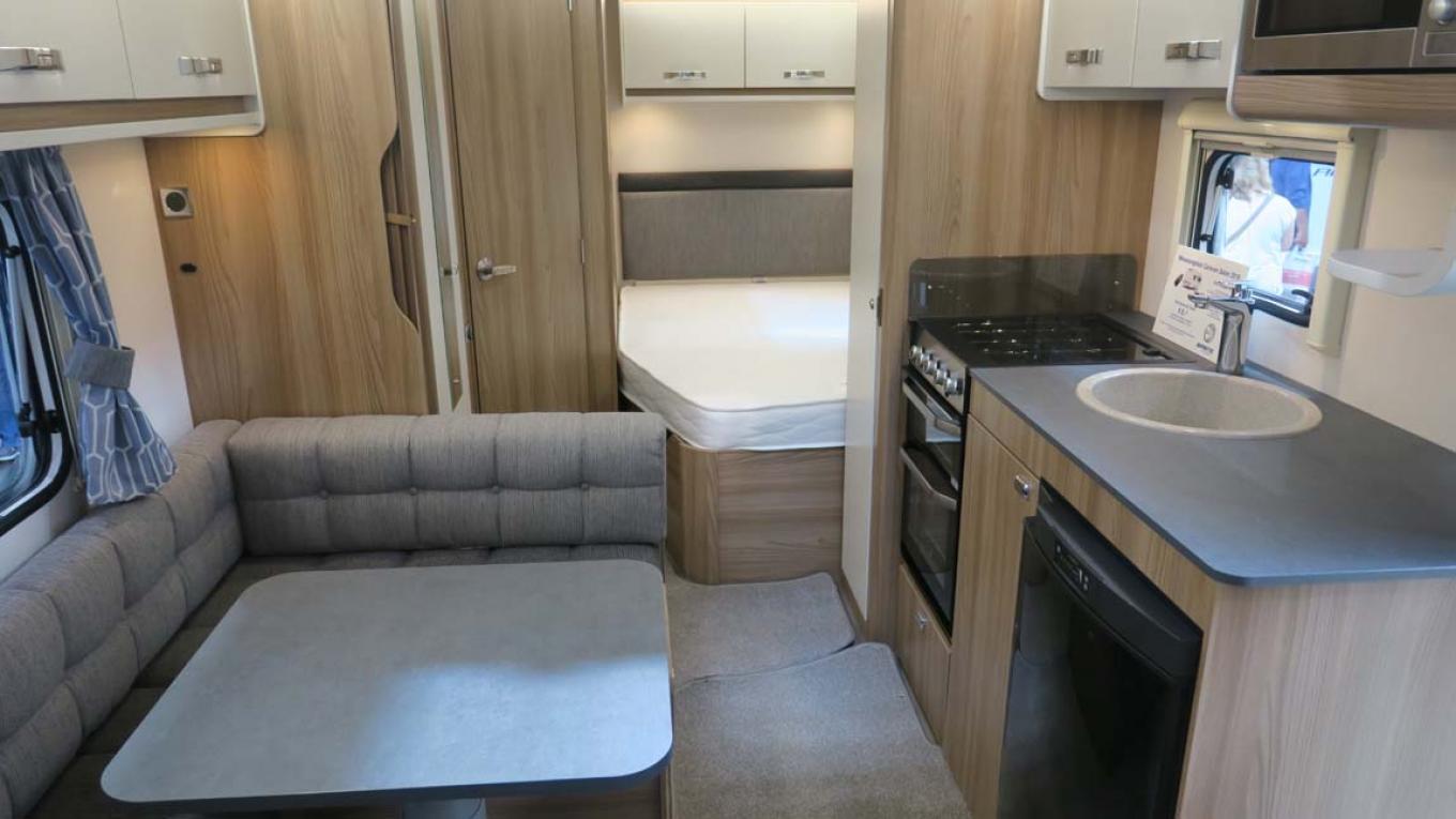 Der er masser af plads på køkkenbordet. Bagest ses den franske dobbeltseng. Sprite Super Quattro FB campingvogn