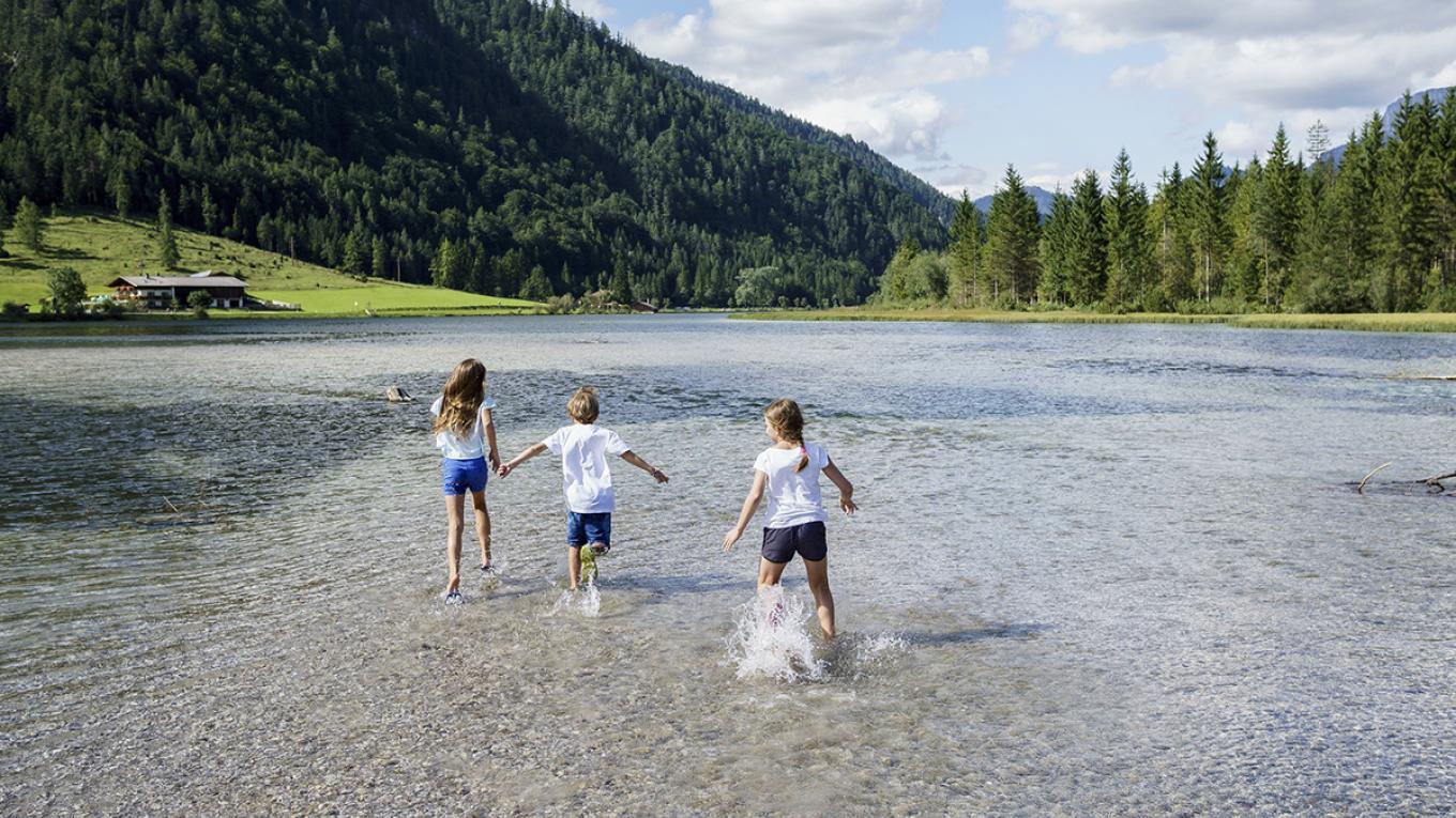 Østrig byder på mange oplevelser for både børn og voksne, som her i St. Ulrich am Pillersee. Østrig, St. Ulrich am Pillersee, badning, bjerge, oplevelser, sommer, sommerferie