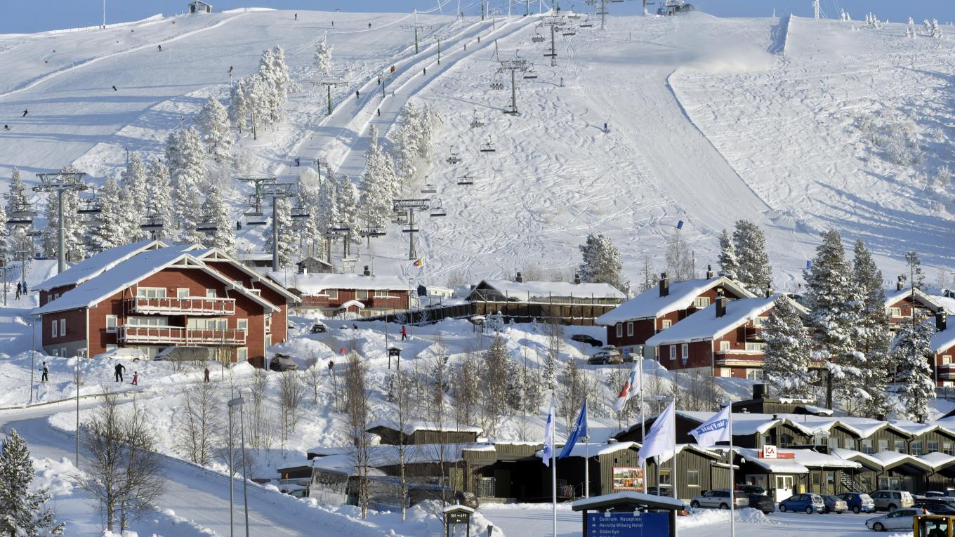 Idre Fjäll er mere snesikkert end nogensinde, for takket være Sveriges eneste ”Snow Factory”, der producerer sne i plusgrader, kan skisportsområdet mønstre en meget lang sæson. Sverige, Idre Fjäll, ski, skitur, campingområde, aktiv ferie