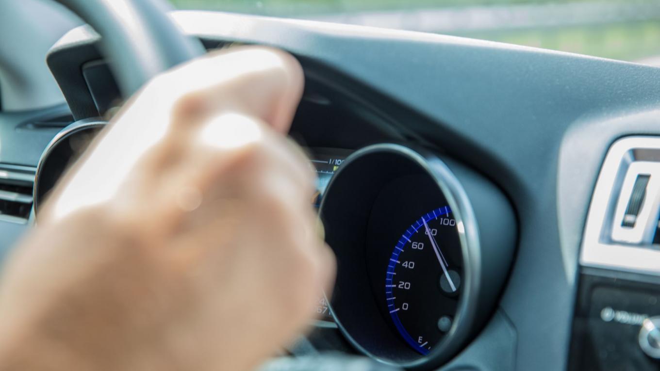 Det betyder meget for brændstofforbruget, om hastighedsnålen står på 80 km/t. eller 100 km/t.Foto: Lasse Løndahl Det betyder meget for brændstofforbruget, om hastighedsnålen står på 80 km/t. eller 100 km/t.Foto: Lasse Løndahl
