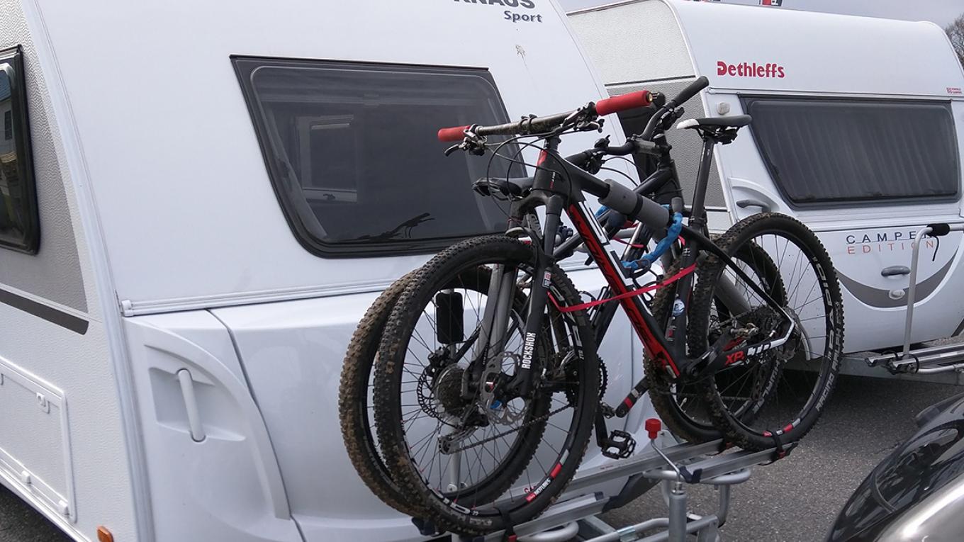 Find sporet og find derefter din campingplads. Det er en dejlig måde at kombinere mountainbiking med campingferie. Mountainbiking, mountainbike på campingvogn, aktivferie, campingferie, Danmark