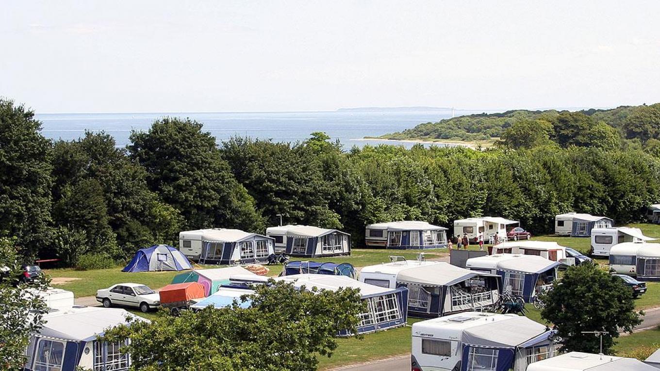 Campingpladsen er kendt for dens smukke beliggenhed på det yderste af Trelde Næs med vandet som nærmeste nabo. Trelde Næs Camping, campingplads, Fredericia, Danmark