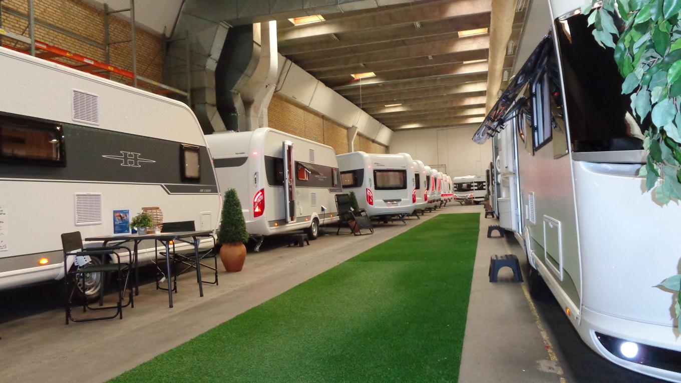 Teamet fra Vejle Caravans har knoklet for at få en midlertidig butik op at stå, så man igen kan tage imod kunder. Vejle Caravans, campingforhandler, Vejle,  camping, campingvogne, campingudstyr