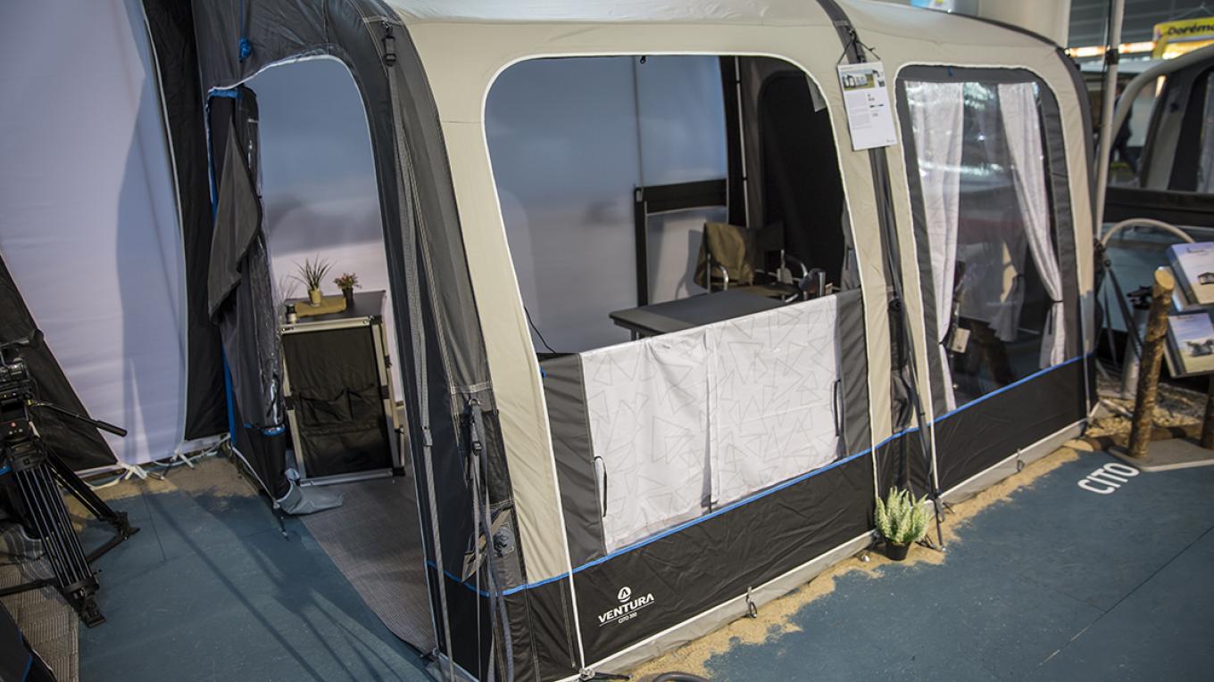 Ventura Air Cito 350 har et skønt lysindfald. Det har dobbeltvulst, så det både kan sidde i teltskinnen på campingvognen og i markisen på en autocamper. Ventura Air Cito 350 lufttelt, Isabella
