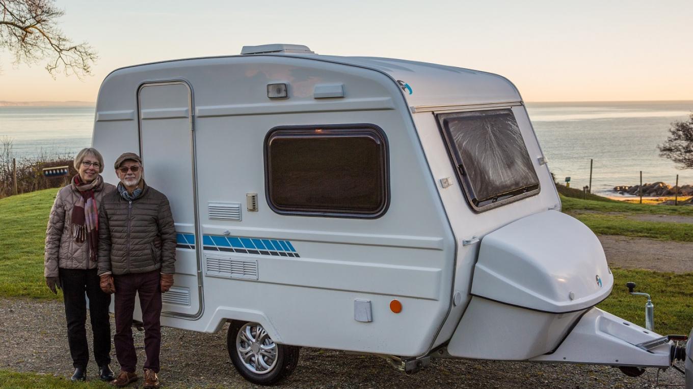 Her ses vinderen af Opus-campingvognen sammen med sin kone. Opus, campingvogn, konkurrence, vinder