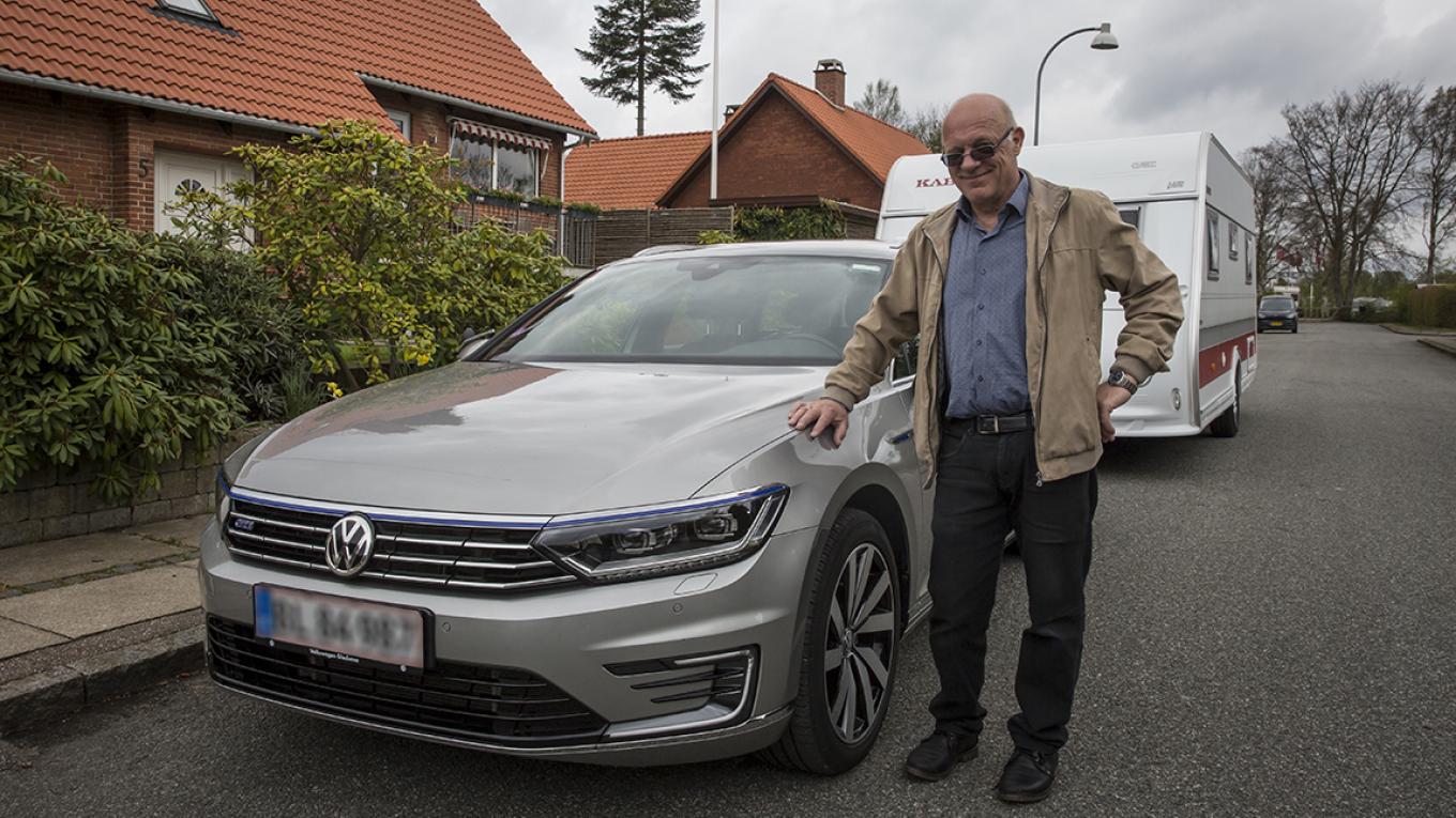 Jørn Bang-Andersen foran sit vogntog bestående af VW Passat GTE plug-in-hybrid og KABE Classic 520. Jørn Bang-Andersen, vogntog, VW Passat GTE plug-in-hybrid, KABE Classic 520.